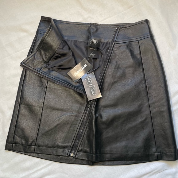 Hot Topic Harry Potter Knockturn Alley Faux Leather Zip Skirt - Picture 3 of 4